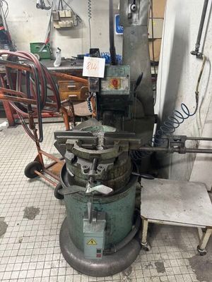une machine placée au milieu d'une pièce