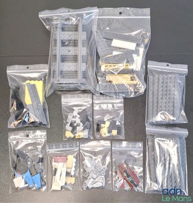 un tas de legos posés sur une table