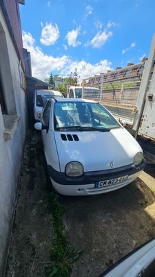 une voiture blanche garée à côté d'un camion blanc