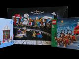 Trois coffrets Lego de Noël sont présentés sur un fond noir