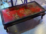 une table basse au plateau rouge dans une pièce