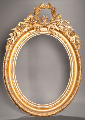 un miroir ovale doré orné de feuilles sur le pourtour