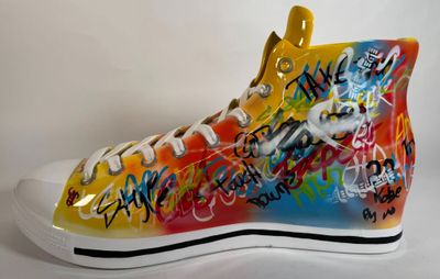 des baskets montantes aux couleurs vives, ornées de graffitis sur un fond blanc