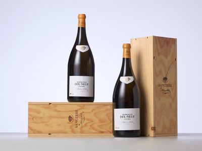 quelques bouteilles de vin posées à côté d'une caisse en bois