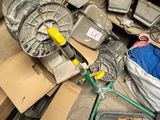 beaucoup de bric-à-brac à l'arrière d'un camion