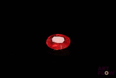 gros plan d'un diamant rouge sur une surface noire