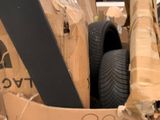 une boîte en carton remplie d'articles assortis dans un entrepôt