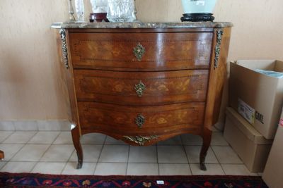une petite commode avec un plateau en marbre