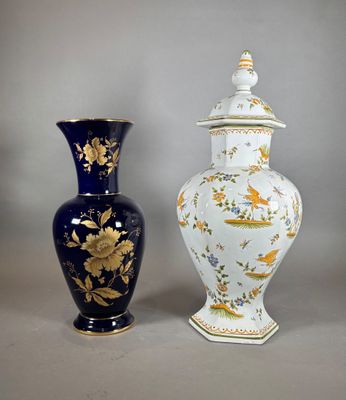 deux vases posés l'un à côté de l'autre sur une table