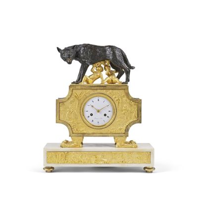 une horloge dorée surmontée d'un chien noir