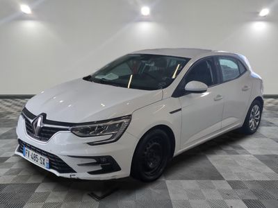 la voiture blanche est garée sur le sol à carreaux d'un garage