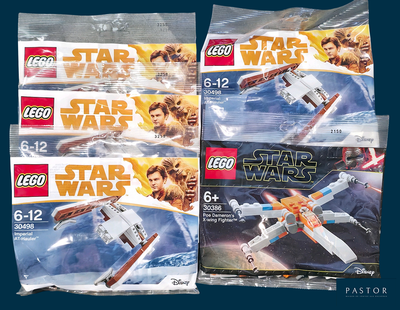 Plusieurs sets Lego Star Wars sont exposés sur un fond bleu
