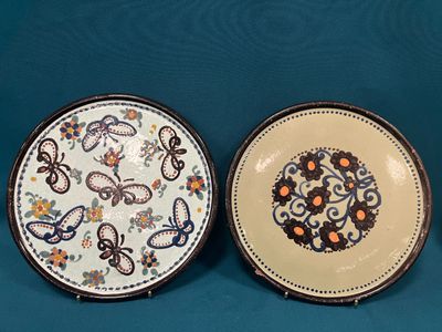 deux assiettes posées côte à côte sur une surface bleue