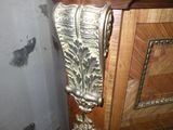 une armoire en bois munie d'une poignée en métal