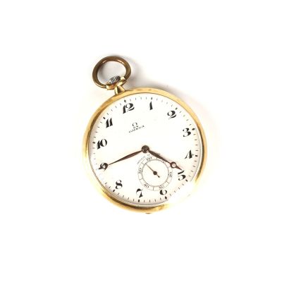 une montre de poche en or avec des chiffres romains sur le cadran