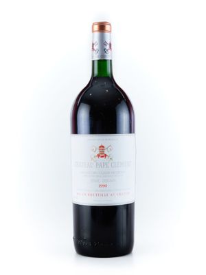 une bouteille de vin posée sur une table