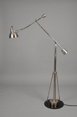 l'image d'une lampe posée sur une table