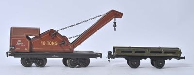 deux petits trains miniatures posés sur une surface blanche