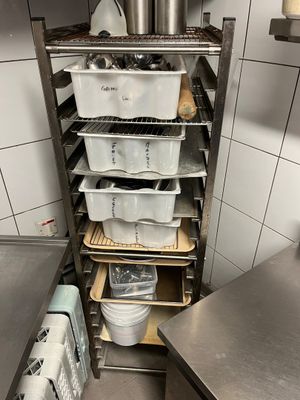 une photo d'une cuisine où l'on voit beaucoup de casseroles et de poêles