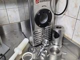 une machine posée sur le comptoir d'une cuisine