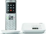 une photo d'un téléphone portable blanc posé sur une table blanche