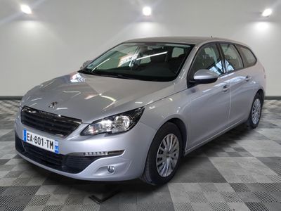 la voiture argentée est garée sur un sol en damier dans le garage