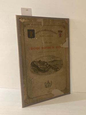 un vieux livre sur lequel figure l'image d'un bateau