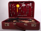 une valise rouge contenant tout un tas d'outils