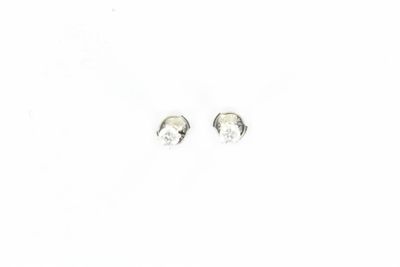 une paire de boucles d'oreilles à clous ornées de diamants blancs sur fond blanc