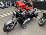 deux motos garées l'une à côté de l'autre sur un parking