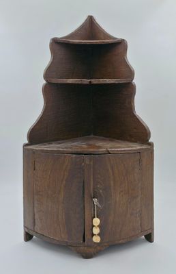 Encoignure d'applique en bois galbé peint en faux bois, elle…