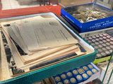 une vitrine en verre contenant de nombreuses pièces de monnaie