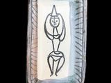 une photo d'une plaque de verre sur laquelle est dessiné un personnage