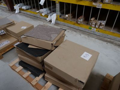 de nombreux cartons empilés sur une palette dans un entrepôt
