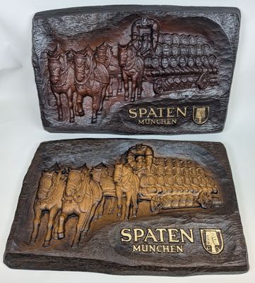deux plaques en bois représentant un groupe de chevaux et une calèche