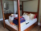 un lit à baldaquin au milieu d'une pièce