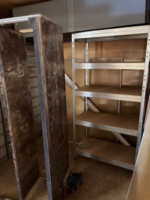 deux étagères ouvertes au milieu d'une pièce en cours de rénovation