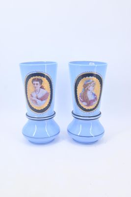 Paire de vases dits cornet en opaline violine, à décor en mé…