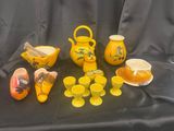 de nombreuses pièces de poterie de toutes sortes posées sur un tissu noir