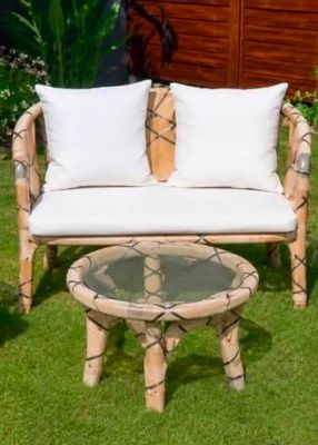 deux chaises et une table basse dans l'herbe