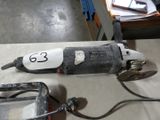 une machine posée sur une table sur laquelle est inscrit un chiffre