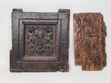 deux morceaux de bois sculptés posés sur une surface blanche