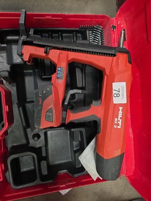 une boîte à outils rouge avec des outils sur le sol