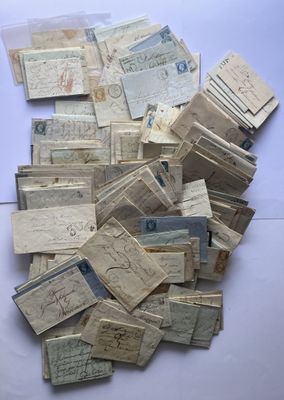 une liasse de vieux billets posée sur une table