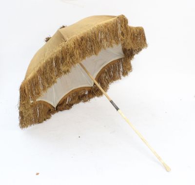 Charmante ombrelle 1900 en soierie tissu et os, L.