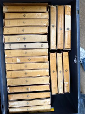 Mannette de livres brochés comprenant essentiellement des œu…