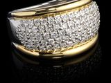 gros plan d'une bague en diamant sur une surface noire