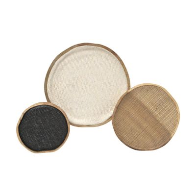 trois plateaux ronds en bois avec des couvercles noirs et blancs, sur fond blanc