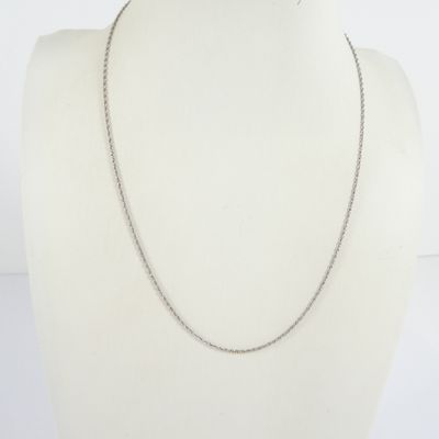 gros plan d'un collier sur un mannequin mannequin