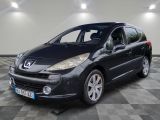 la photo d'une voiture noire garée dans un garage
